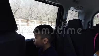 日本男孩骑着一辆面包车去富士山